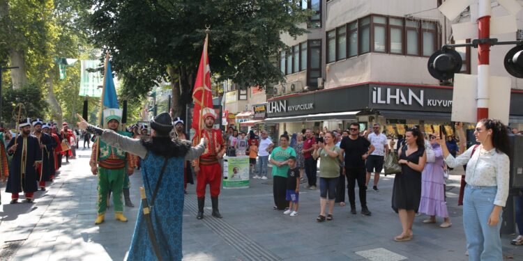 Büyükşehir mehteri İzmitlileri selamladı