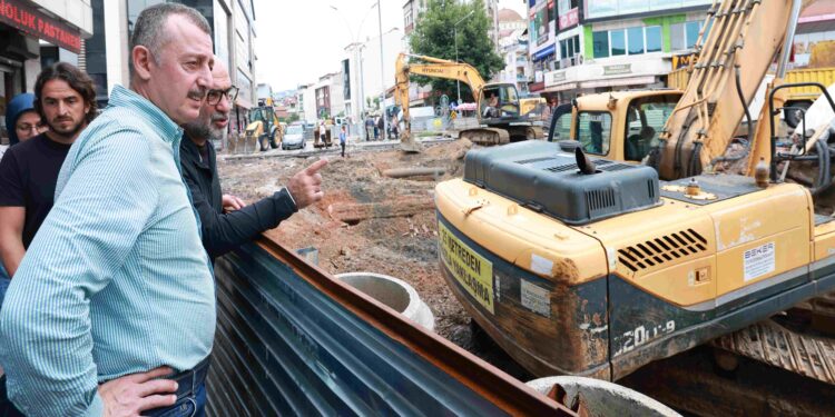 Kocaeli Büyükşehir Belediye Başkanı Büyükakın yoğun yağış sonrası sahalarda