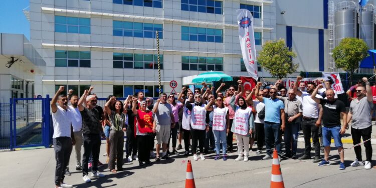 EMEP’ten Corning işçilerinin çocuklarına hijyen malzemesi desteği