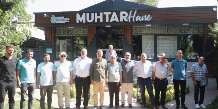 Büyükakın çiftçinin yanında