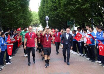 Down Sendromlular Özel Futsal Milli Takımı, Avrupa Kupasını Tahir Büyükakın’a getirdiler